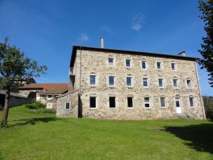 le gite de groupe et son grand jardin clos